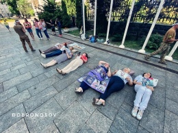 Матери находящихся в плену бойцов устроили лежачий протест под Офисом Президента. Среди протестующих - криворожанки, - ФОТО, ВИДЕО