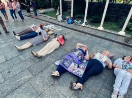 Матери военнопленных устроили лежачий протест под Офисом президента (ФОТО, ВИДЕО)