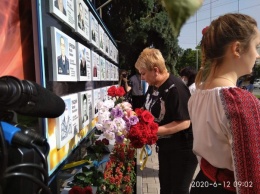 Павлоград склонил голову в знак памяти о погибших под Луганском десантниках