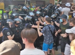 Суд над Стерненко: на улице произошли стычки с силовиками, фото
