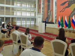 Школьникам торжественно вручили паспорта в честь Дня России