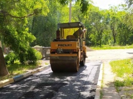 Запорожье благоустраивают: в одном из районов ремонтируют дороги
