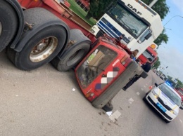 Под Одессой пьяный водитель на скорости протаранил грузовики и даже не пострадал