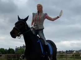 «Отобрала у коня»: Анастасия Волочкова примерила лошадиную шапку с ушками