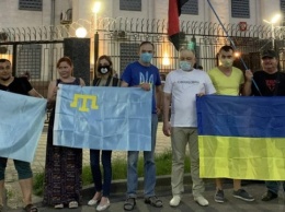 Крымские татары и украинцы провели акцию в День России под посольством РФ в Киеве