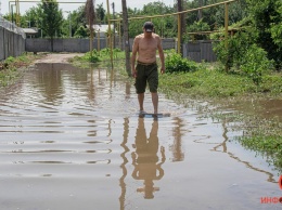 В Днепре на Мандрыковском спуске после бури затопило частные дома и огороды
