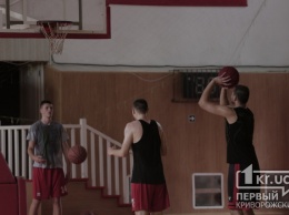 После вынужденного перерыва из-за карантина криворожские баскетболисты вернулись к тренировкам (видео)