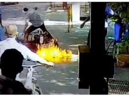 В Индии мотоцикл загорелся при обработке санитайзером (ВИДЕО)