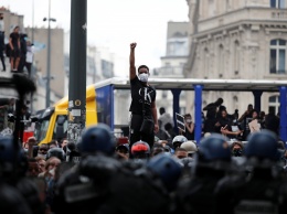 Госсовет Франции снял запрет на массовые акции протеста