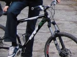 В Мелитополе на улице у мужчины отобрали велосипед