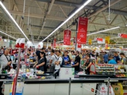 В Запорожье неадекват устроил погром в супермаркете (видео)