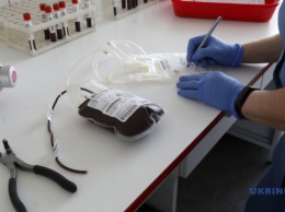 Через пандемию количество доноров крови в Украине уменьшается