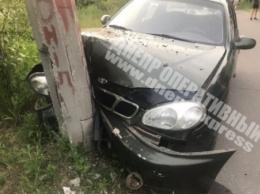 В Днепре автомобиль Daewoo Lanos на скорости врезался в столб: подробности