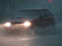 Последствия грозы в Никополе: вода уволокла номерные знаки автомобилей