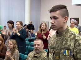 Спас детей, но потерял руку: 17-летнего курсанта наградили орденом "За мужество"