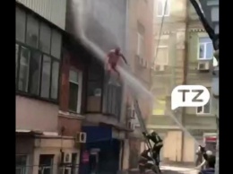 В Киеве мужчина во время пожара выпрыгнул с балкона: в квартире нашли женский труп (видео 18+)