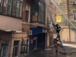 В Киеве мужчина мешал спасателям, прибывшим тушить квартиру, а затем выпрыгнул с третьего этажа. Видео
