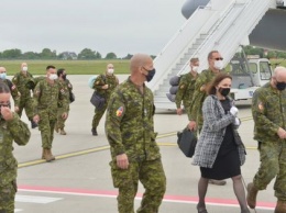 Фотофакт: В Украину прибыли канадские военные инструкторы