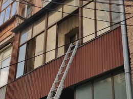 В Киеве неадекват забросал пожарников стеклом, а потом выпрыгнул с третьего этажа: видео