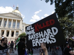 Глава полиции Атланты подала в отставку из-за убийства афроамериканца