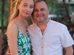 Красивая пара: Виктор Павлик поделился свежим фото со дня рождения молодой жены