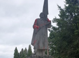 В Литве памятник советскому солдату залили краской