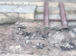 В Киеве бабушка сломала шейку бедра, упав у разрытой траншеи