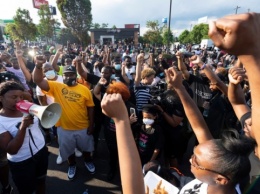Новые протесты в США: во время задержания афроамериканцу дважды стреляли в спину