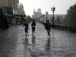 Непогода в Киеве: на дорогах - пробки, часть улиц затоплены и завалены деревьями (фото, видео, карта)