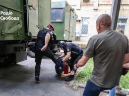 Под одним из судов Киева произошли задержания