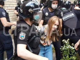 Беспредел-шоу. Как сторонники Стерненко нападали на журналистов, били полицию и почему их всех отпустили