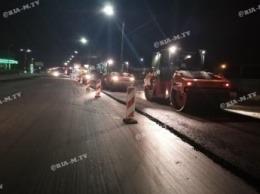 В Мелитополе по ночам укладывают асфальт на объездной (фото, видео)