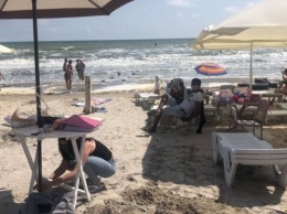 На курорте в Коблево гоняют мастеров пляжного труда