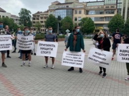 На Прикарпатье молодежь устроила акцию из-за закрытия спортзалов