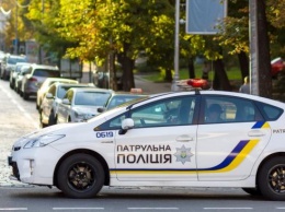 В Киеве патрульный необычным способом проучил водителя с окурком (ВИДЕО)