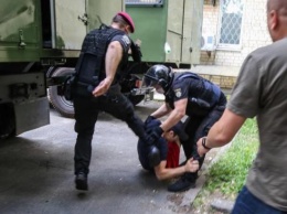 Не били, а «пнули ногой»: в МВД произвол полицейских под судом объяснили «неправомерными» действиями активистов
