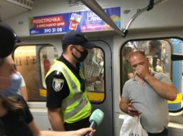 Плевать хотели на карантин: в сети рассказали о коронавирусном "аде" в метро, фото