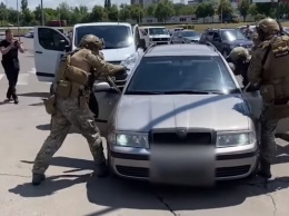 На парковке ТРЦ в Кривом Роге задержали вымогателей, терроризировавших горожанина