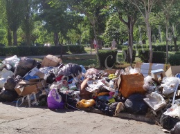 Улица Украинская утопает в мусоре...(ВИДЕО)