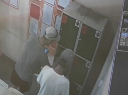 В Запорожье двое парней с камеры хранения супермаркета украли пакет с вещами (ФОТО)