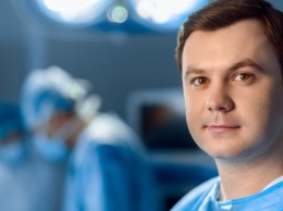 Пластический хирург Максим Иванчук рассказал, как избавиться от мешков под глазами