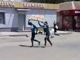 В Запорожской области местные жители поймали воров, грабивших пенсионеров, и жестко их наказали (видео)