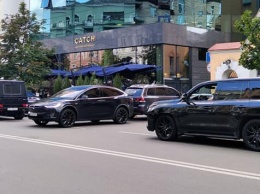 В Киеве заметили героя парковки на Тесле