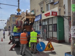 В Запорожье на центральном проспекте демонтировали огромные вывески и рекламные конструкции, - ФОТО