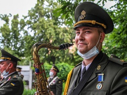 Спасибо медикам: в Харькове гвардейцы устроили музыкальный флэшмоб (видео)