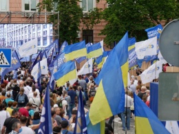Под Печерским судом собрались тысячи людей в поддержку Порошенко (ВИДЕО)