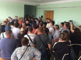 В Болграде протестующие ворвались в РГА - требуют не усиливать карантин