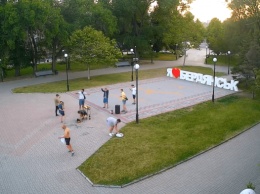 В Бердянске на городской площади парни установили мангал и жарили шашлык (ВИДЕО)