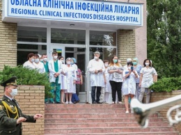 В Харькове оркестр академии Нацгвардии поддержал медиков