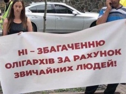 Сотни аграриев протестовали под Кабмином против повышения цен на продукты из-за пошлины на топливо